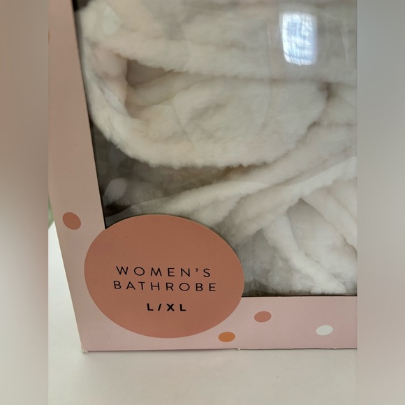 NET Women white bathrobe brand new.
Size: L/XL A Little Something - Picture 4 of 5